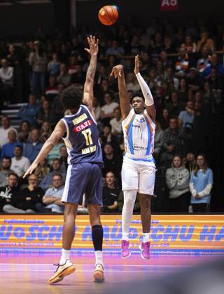 BASKETBALL EASYCREDIT BBL 3 GAME DAY SCIENCE CITY JENA ALBA BERLIN FOR EDITORIAL PURPOSES ONLY p 05 10 2025 Jena Basketball easyCredit BBL 1 Basketball Bundesliga Saison 2025 2026 3 Spieltag Sparkassen Arena Science City Jena ALBA Berlin im Foto Great Osobor 1 Science City Jena in duel with Moses Wood 11 ALBA BERLIN Germany Thueringen Jena Copyright SaschaxFromm Copyright: SaschaxFromm doc82p1x67k9te1ke0ka3nd ,EDITORIAL USE ONLY Copyright: SaschaxFromm