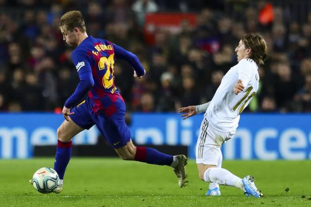 FC Barcelona, Barca v Real Madrid: La Liga BARCELONA, SPAIN - DECEMBER 18: Barcelona s Dutch midfielder Frekie De Jong (L) vies with Real Madrid s Croatia s midfielder Luka Modric (R) during Spanish El Clasico football match between FC Barcelona and Real Madrid at the Camp Nou stadium in Barcelona on December 18, 2019. Catalonia Spain. Editorial use only. Please get in touch for any other usage.  Copyright: x2025xAnadoluxAdriaxPuigx
