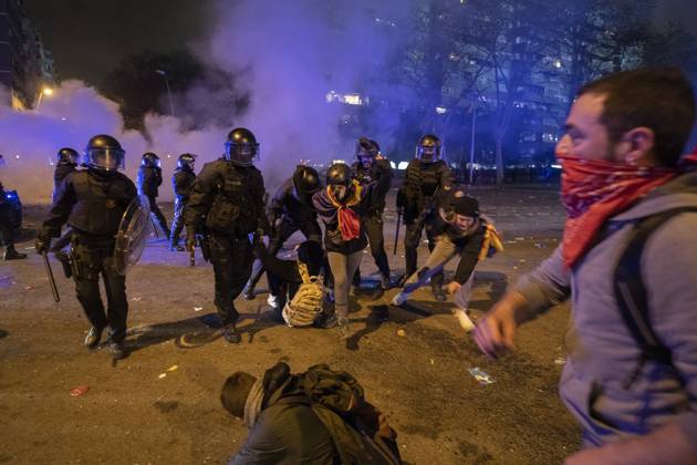 FC Barcelona, Barca v Real Madrid: La Liga BARCELONA, SPAIN - DECEMBER 18: Catalan regional police Mossos D Esquadra officers clash with demonstrators during a protest called by Catalan separatist movement Democratic Tsunami outside the Camp Nou stadium in Barcelona on December 18, 2019, during the El Clasico Spanish League football match between Barcelona FC and Real Madrid CF. Catalonia Spain. Editorial use only. Please get in touch for any other usage.  Copyright: x2025xAnadoluxAdriaxPuigx
