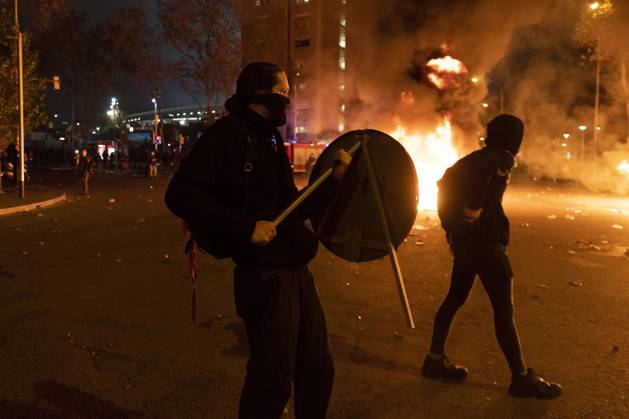FC Barcelona, Barca v Real Madrid: La Liga BARCELONA, SPAIN - DECEMBER 18: A protester carries a traffic sign near a burning barricade during a protest called by Catalan separatist movement Democratic Tsunami outside the Camp Nou stadium in Barcelona on December 18, 2019, during the El Clasico Spanish League football match between Barcelona FC and Real Madrid CF. Catalonia Spain. Editorial use only. Please get in touch for any other usage.  Copyright: x2025xAnadoluxAdriaxPuigx