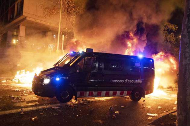 FC Barcelona, Barca v Real Madrid: La Liga BARCELONA, SPAIN - DECEMBER 18: A van of Catalan regional police Mossos D Esquadra officers drives by carbage containers burning during a demonstration called by Catalan separatist movement Democratic Tsunami outside the Camp Nou stadium in Barcelona on December 18, 2019, after the El Clasico Spanish League football match between Barcelona FC and Real Madrid CF Catalonia Spain. Editorial use only. Please get in touch for any other usage.  Copyright: x2025xAnadoluxAdriaxPuigx