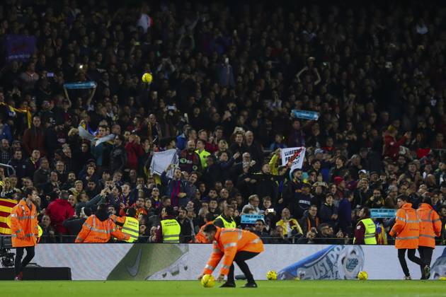 FC Barcelona, Barca v Real Madrid: La Liga BARCELONA, SPAIN - DECEMBER 18: Ball boys are seen behind a goalkeeper during Spanish El Clasico football match between FC Barcelona and Real Madrid at the Camp Nou stadium in Barcelona on December 18, 2019. Catalonia Spain. Editorial use only. Please get in touch for any other usage.  Copyright: x2025xAnadoluxAdriaxPuigx