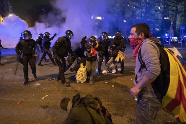 FC Barcelona, Barca v Real Madrid: La Liga BARCELONA, SPAIN - DECEMBER 18: Catalan regional police Mossos D Esquadra officers clash with demonstrators during a protest called by Catalan separatist movement Democratic Tsunami outside the Camp Nou stadium in Barcelona on December 18, 2019, during the El Clasico Spanish League football match between Barcelona FC and Real Madrid CF. Catalonia Spain. Editorial use only. Please get in touch for any other usage.  Copyright: x2025xAnadoluxAdriaxPuigx
