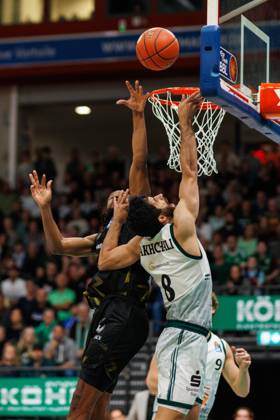 Behnam Yakhchali Gladiators Trier in a duel with Chip Flanigan Basketball Loewen Braunschweig , Vet Concept Gladiators Trier vs Basketball Loewen Braunschweig, Basketball, easyCredit BBL, Matchday 4, Season 2025 2026, 12 10 2025 Vet Concept Gladiators Trier vs Basketball Loewen Braunschweig, Basketball, easyCredit BBL, Matchday 4, Season 2025 2026, 12 10 2025 Copyright: xEibner-Pressefoto AlexanderxNeisx EP_ANS