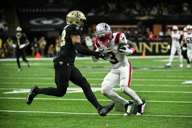 New England Patriots wide receiver Demario Douglas (3) stops to avoid a tackle by New Orleans Saints safety Jonas Sanker (33) before scoring a touchdown during the first half of an NFL, American Football Herren, USA football game at Caesar s Superdome in New Orleans, La., on Sunday, October 12, 2025. NOP20251012103 PaulxKieu