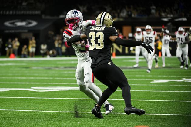New England Patriots wide receiver Demario Douglas (3) stops to avoid a tackle by New Orleans Saints safety Jonas Sanker (33) before scoring a touchdown during the first half of an NFL, American Football Herren, USA football game at Caesar s Superdome in New Orleans, La., on Sunday, October 12, 2025. NOP20251012104 PaulxKieu
