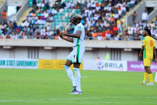UYO, NIGERIA - OCTOBER 14: Victor Osimhen of Nigeria during the 2026 FIFA World Cup, WM, Weltmeisterschaft, Fussball qualifier match between Super Eagles of Nigeria and Benin Republic at Godwill Akpabio Stadium on October 14, 2025 in Uyo, Nigeria. Photo by Nsidibe Akpan Copyright: xx
