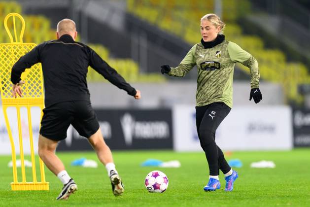251015 Paulina Nyström during a training session with Häcken on October 15, 2025 in Katowice Photo Carl Sandin BILDBYRAN code CS CS0794 fotboll football soccer fotball europa cup träning practice training häcken uefa womens europa cup dam bbeng Copyright: CARLxSANDIN BB251015CS024