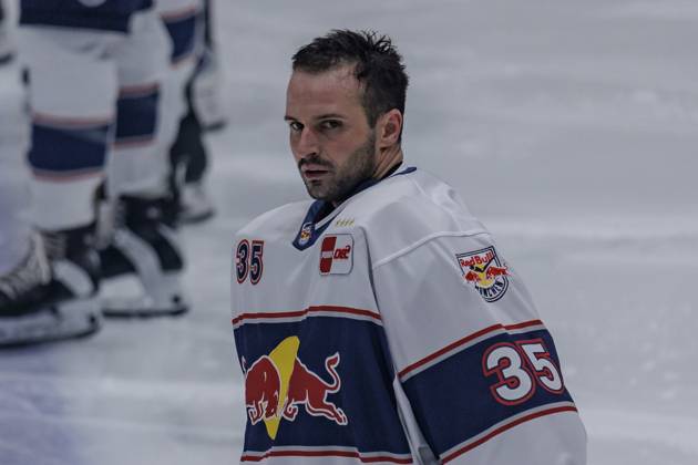 Penny DEL Löwen Frankfurt EHC Red Bull Munich, 17 10 2025 Mathias Niederberger EHC Red Bull Munich 35 , clipping, portrait portrait, Löwen Frankfurt EHC Red Bull Munich, Frankfurt, NIX Eissporthalle, 17 10 2025 Copyright: xBEAUTIFULxSPORTS Gawlikx