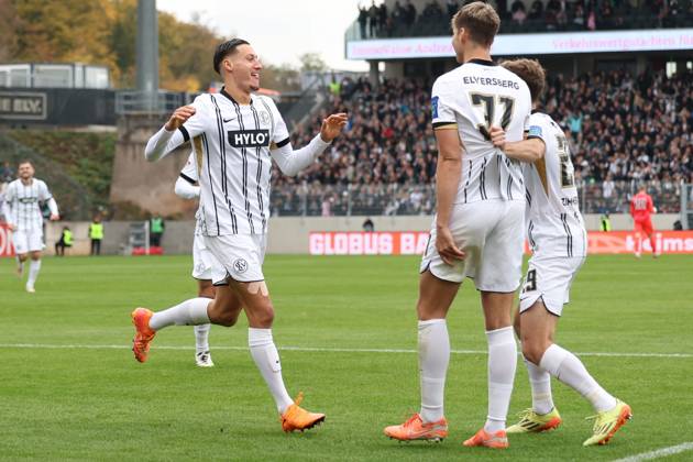 19 10 2025, xrekx, Fußball 2 Bundesliga, SV Elversberg SpVgg Greuther Fuerth v l Torjubel nach dem Tor zum celebrating the goal celebrate 2 0 durch Younes Ebnoutalib SV 07 Elversberg DFL DFB REGULATIONS PROHIBIT ANY USE OF PHOTOGRAPHS as IMAGE SEQUENCES and or QUASI VIDEO Elversberg