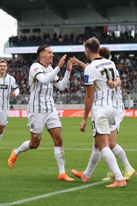 19 10 2025, xrekx, Fußball 2 Bundesliga, SV Elversberg SpVgg Greuther Fuerth v l Torjubel nach dem Tor zum celebrating the goal celebrate 2 0 durch Younes Ebnoutalib SV 07 Elversberg DFL DFB REGULATIONS PROHIBIT ANY USE OF PHOTOGRAPHS as IMAGE SEQUENCES and or QUASI VIDEO Elversberg