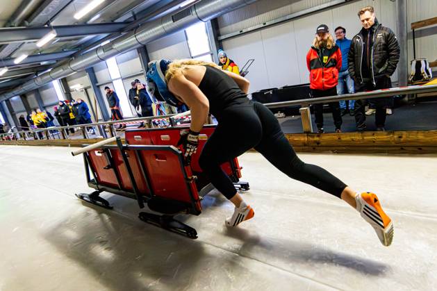 18 10 2025, GER, Bobsleigh bobsleigh, Season 25 26, Women, Central performance test in bobsleigh push test Charlotte Candrix Traditionally, the best German bobsleigh pilots and their pushers met in Oberhof for a test of strength 98559 Oberhof LOTTO Thüringen EISARENA Oberho Thüringen Germany