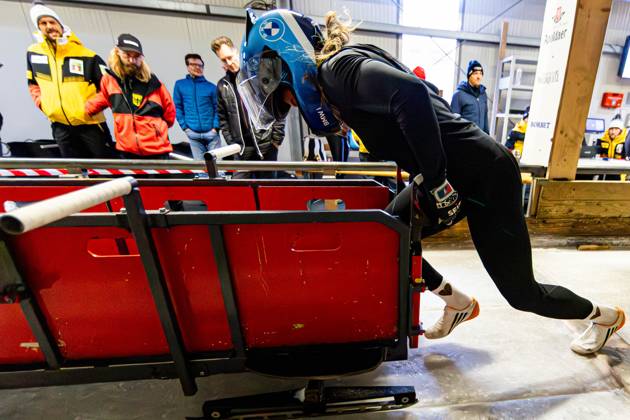 18 10 2025, GER, Bobsleigh, Season 25 26, Women, Central performance test in bobsleigh push test Leona Klein Traditionally, the best German bobsleigh pilots and their pushers met in Oberhof for a test of strength 98559 Oberhof LOTTO Thüringen EISARENA Oberho Thüringen Germany