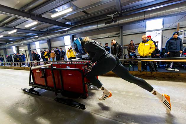 18 10 2025, GER, Bobsleigh, Season 25 26, Women, Central performance test in bobsleigh push test Leona Klein Traditionally, the best German bobsleigh pilots and their pushers met in Oberhof for a test of strength 98559 Oberhof LOTTO Thüringen EISARENA Oberho Thüringen Germany