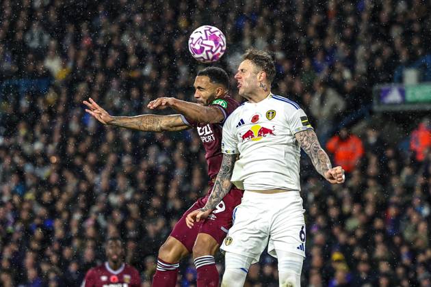 Premier League Leeds United v West Ham United Joe Rodon of Leeds United heads clear under pressure from Callum Wilson of West Ham United during the Premier League match Leeds United vs West Ham United at Elland Road, Leeds, United Kingdom, 24th October 2025 (Photo by Mark Cosgrove News Images) Leeds Elland Road West Yorkshire United Kingdom Copyright: xMarkxCosgrove NewsxImagesx