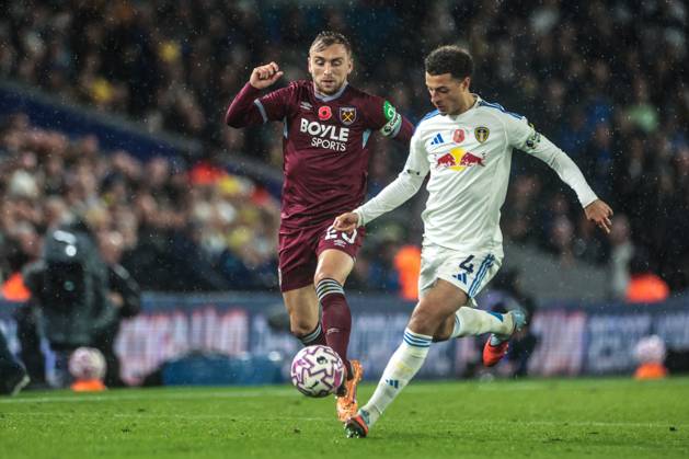 Premier League Leeds United v West Ham United Jarrod Bowen of West Ham United and Ethan Ampadu of Leeds United battle for the ball during the Premier League match Leeds United vs West Ham United at Elland Road, Leeds, United Kingdom, 24th October 2025 (Photo by Mark Cosgrove News Images) Leeds Elland Road West Yorkshire United Kingdom Copyright: xMarkxCosgrove NewsxImagesx