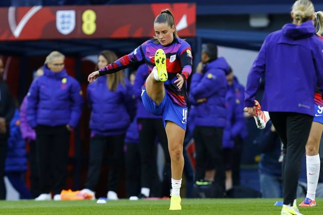 England v Brazil, Manchester, UK - 25 October 2025 Ella Toone of England warms up before kick off in the Women™s International Friendly, Länderspiel, Nationalmannschaft match between England and Brazil at The Etihad Stadium on 25 October 2025 in Manchester, England (Photo by Steve Taylor PPAUK) Manchester The Etihad Stadium Greater Manchester England Copyright: xStevexTaylor PPAUKx PPA-225666
