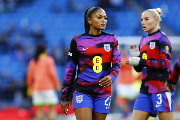 England v Brazil, Manchester, UK - 25 October 2025 Taylor Hinds of England warms up before kick off in the Women™s International Friendly, Länderspiel, Nationalmannschaft match between England and Brazil at The Etihad Stadium on 25 October 2025 in Manchester, England (Photo by Steve Taylor PPAUK) Manchester The Etihad Stadium Greater Manchester England Copyright: xStevexTaylor PPAUKx PPA-225668
