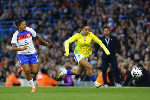 England v Brazil, Manchester, UK - 25 October 2025 Dudinha of Brazil feels pressure from Jess Carter of England during the Women™s International Friendly, Länderspiel, Nationalmannschaft match between England and Brazil at The Etihad Stadium on 25 October 2025 in Manchester, England (Photo by Steve Taylor PPAUK) Manchester The Etihad Stadium Greater Manchester England Copyright: xStevexTaylor PPAUKx PPA-225701