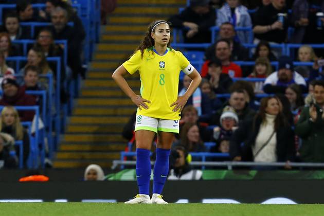 England v Brazil, Manchester, UK - 25 October 2025 Angelina of Brazil is shown a red card by referee Natalie Simon during the Women™s International Friendly, Länderspiel, Nationalmannschaft match between England and Brazil at The Etihad Stadium on 25 October 2025 in Manchester, England (Photo by Steve Taylor PPAUK) Manchester The Etihad Stadium Greater Manchester England Copyright: xStevexTaylor PPAUKx PPA-225707