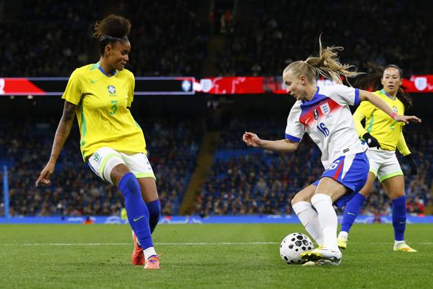England v Brazil, Manchester, UK - 25 October 2025 Aggie Beever-Jones of England feels pressure from Tarciane of Brazil during the Women™s International Friendly, Länderspiel, Nationalmannschaft match between England and Brazil at The Etihad Stadium on 25 October 2025 in Manchester, England (Photo by Steve Taylor PPAUK) Manchester The Etihad Stadium Greater Manchester England Copyright: xStevexTaylor PPAUKx PPA-225732