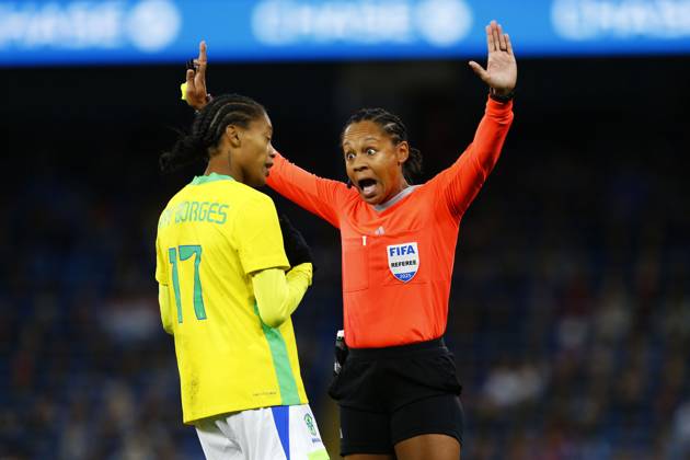 England v Brazil, Manchester, UK - 25 October 2025 referee Natalie Simon speaks to Ary Borges of Brazil during the Women™s International Friendly, Länderspiel, Nationalmannschaft match between England and Brazil at The Etihad Stadium on 25 October 2025 in Manchester, England (Photo by Steve Taylor PPAUK) Manchester The Etihad Stadium Greater Manchester England Copyright: xStevexTaylor PPAUKx PPA-225734