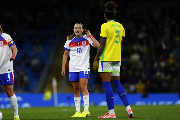 England v Brazil, Manchester, UK - 25 October 2025 Ella Toone of England speaks with Tarciane of Brazil during the Women™s International Friendly, Länderspiel, Nationalmannschaft match between England and Brazil at The Etihad Stadium on 25 October 2025 in Manchester, England (Photo by Steve Taylor PPAUK) Manchester The Etihad Stadium Greater Manchester England Copyright: xStevexTaylor PPAUKx PPA-225776
