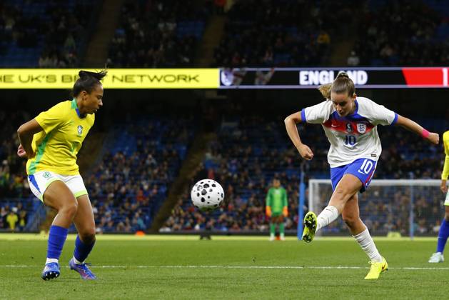 England v Brazil, Manchester, UK - 25 October 2025 Ella Toone of England has a late shot on goal during the Women™s International Friendly, Länderspiel, Nationalmannschaft match between England and Brazil at The Etihad Stadium on 25 October 2025 in Manchester, England (Photo by Steve Taylor PPAUK) Manchester The Etihad Stadium Greater Manchester England Copyright: xStevexTaylor PPAUKx PPA-225778