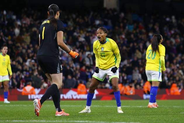 England v Brazil, Manchester, UK - 25 October 2025 Ary Borges of Brazil celebrates victory in the Women™s International Friendly, Länderspiel, Nationalmannschaft match between England and Brazil at The Etihad Stadium on 25 October 2025 in Manchester, England (Photo by Steve Taylor PPAUK) Manchester The Etihad Stadium Greater Manchester England Copyright: xStevexTaylor PPAUKx PPA-225779