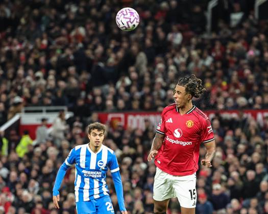 Premier League Manchester United, ManU v Brighton and Hove Albion Leny Yoro of Manchester United jumps up to win the high ball during the Premier League match Manchester United vs Brighton and Hove Albion at Old Trafford, Manchester, United Kingdom, 25th October 2025 (Photo by Mark Cosgrove News Images) Manchester Old Trafford Greater Manchester United Kingdom Copyright: xMarkxCosgrove NewsxImagesx