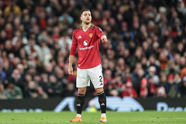 Premier League Manchester United, ManU v Brighton and Hove Albion Diogo Dalot of Manchester United gives his team instructions during the Premier League match Manchester United vs Brighton and Hove Albion at Old Trafford, Manchester, United Kingdom, 25th October 2025 (Photo by Mark Cosgrove News Images) Manchester Old Trafford Greater Manchester United Kingdom Copyright: xMarkxCosgrove NewsxImagesx