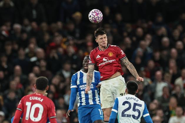 Premier League Manchester United, ManU v Brighton and Hove Albion Benjamin Sesko of Manchester United jumps up to win the high ball during the Premier League match Manchester United vs Brighton and Hove Albion at Old Trafford, Manchester, United Kingdom, 25th October 2025 (Photo by Mark Cosgrove News Images) Manchester Old Trafford Greater Manchester United Kingdom Copyright: xMarkxCosgrove NewsxImagesx