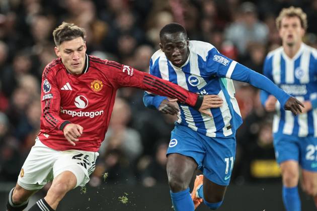 Premier League Manchester United, ManU v Brighton and Hove Albion Manuel Ugarte of Manchester United and Yankuba Minteh of Brighton & Hove Albion battle for the ball during the Premier League match Manchester United vs Brighton and Hove Albion at Old Trafford, Manchester, United Kingdom, 25th October 2025 (Photo by Mark Cosgrove News Images) Manchester Old Trafford Greater Manchester United Kingdom Copyright: xMarkxCosgrove NewsxImagesx