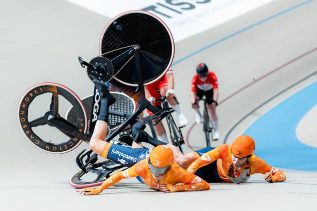 2025 Tissot UCI Track World Championships Picture by Alex Whitehead SWpix.com - 25 10 2025 - Cycling - 2025 Tissot UCI Track World Championships - Velodromo Penalolà n, Santiago, Chile - Women™s Madison - Lorena Wiebes (right) and Lisa van Belle (left) of the Netherlands crash during a handsling changeover. Santiago Velodromo Parque Penalolà n Chile Copyright: x xSWpix.comx(t axPhotographyxHubxLtd)xAlexxWhitehead SWpix.comx SWP-3030-11714