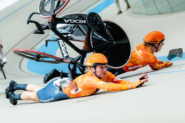 2025 Tissot UCI Track World Championships Picture by Alex Whitehead SWpix.com - 25 10 2025 - Cycling - 2025 Tissot UCI Track World Championships - Velodromo Penalolà n, Santiago, Chile - Women™s Madison - Lorena Wiebes (right) and Lisa van Belle (left) of the Netherlands crash during a handsling changeover. Santiago Velodromo Parque Penalolà n Chile Copyright: x xSWpix.comx(t axPhotographyxHubxLtd)xAlexxWhitehead SWpix.comx SWP-3030-11717