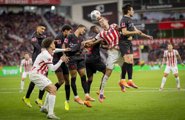 Leverkusen, Germany 26th Oct 2025 Matthias Ginter Freiburg Derry Scherhant Freiburg Equi Fernandez Leverkusen Jarell Quansah Leverkusen Arthur Leverkusen Christian Kofane Leverkusen Jonas Hofmann Leverkusen Bayer Leverkusen SC Freiburg 26 10 2025