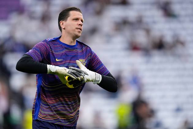 October 26, 2025, Madrid, Madrid, Spain: Wojciech Szczesny of FC Barcelona, Barca warms up during the Spanish League, LaLiga EA Sports, football match played between Real Madrid C.F. and FC Barcelona at Santiago Bernabeu stadium on October 26, 2025, in Madrid, Spain. Madrid Spain - ZUMAa181 20251026_zaa_a181_019 Copyright: xDennisxAgyemanx