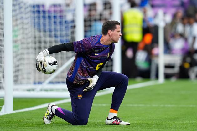 October 26, 2025, Madrid, Madrid, Spain: Wojciech Szczesny of FC Barcelona, Barca warms up during the Spanish League, LaLiga EA Sports, football match played between Real Madrid C.F. and FC Barcelona at Santiago Bernabeu stadium on October 26, 2025, in Madrid, Spain. Madrid Spain - ZUMAa181 20251026_zaa_a181_020 Copyright: xDennisxAgyemanx
