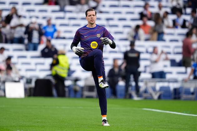 October 26, 2025, Madrid, Madrid, Spain: Wojciech Szczesny of FC Barcelona, Barca warms up during the Spanish League, LaLiga EA Sports, football match played between Real Madrid C.F. and FC Barcelona at Santiago Bernabeu stadium on October 26, 2025, in Madrid, Spain. Madrid Spain - ZUMAa181 20251026_zaa_a181_025 Copyright: xDennisxAgyemanx