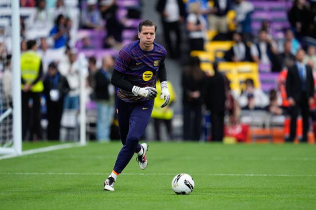 October 26, 2025, Madrid, Madrid, Spain: Wojciech Szczesny of FC Barcelona, Barca warms up during the Spanish League, LaLiga EA Sports, football match played between Real Madrid C.F. and FC Barcelona at Santiago Bernabeu stadium on October 26, 2025, in Madrid, Spain. Madrid Spain - ZUMAa181 20251026_zaa_a181_026 Copyright: xDennisxAgyemanx