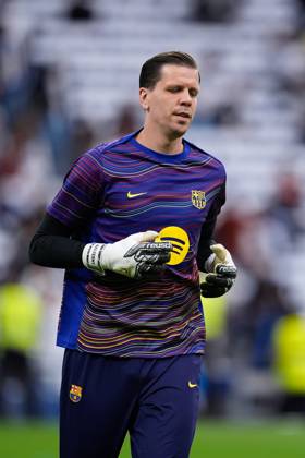 October 26, 2025, Madrid, Madrid, Spain: Wojciech Szczesny of FC Barcelona, Barca warms up during the Spanish League, LaLiga EA Sports, football match played between Real Madrid C.F. and FC Barcelona at Santiago Bernabeu stadium on October 26, 2025, in Madrid, Spain. Madrid Spain - ZUMAa181 20251026_zaa_a181_028 Copyright: xDennisxAgyemanx