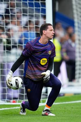 October 26, 2025, Madrid, Madrid, Spain: Wojciech Szczesny of FC Barcelona, Barca warms up during the Spanish League, LaLiga EA Sports, football match played between Real Madrid C.F. and FC Barcelona at Santiago Bernabeu stadium on October 26, 2025, in Madrid, Spain. Madrid Spain - ZUMAa181 20251026_zaa_a181_030 Copyright: xDennisxAgyemanx