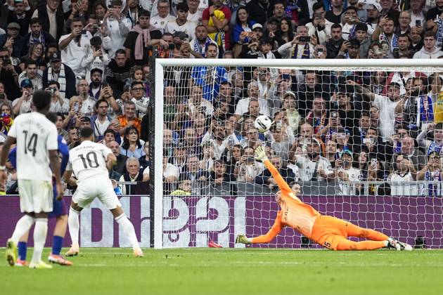 October 26, 2025, Madrid, Madrid, Spain: Wojciech Szczesny of FC Barcelona, Barca in action during the Spanish League, LaLiga EA Sports, football match played between Real Madrid C.F. and FC Barcelona at Santiago Bernabeu stadium on October 26, 2025, in Madrid, Spain. Madrid Spain - ZUMAa181 20251026_zaa_a181_166 Copyright: xOscarxJ.xBarrosox