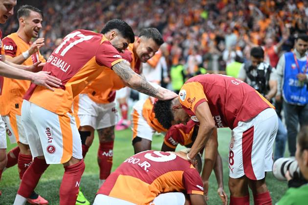 Galatasaray v Goztepe - Turkish Super Lig ISTANBUL, TURKIYE - OCTOBER 26: Gabriel Sara (8) of Galatasaray celebrates a score during the Turkish Super Lig week 10 football match between Galatasaray and Goztepe at RAMS Park Stadium in Istanbul, Turkiye on October 26, 2025. Abdulhamid Hosbas Anadolu Istanbul Turkey. Editorial use only. Please get in touch for any other usage. Copyright: x2025xAnadoluxAbdulhamidxHosbasx