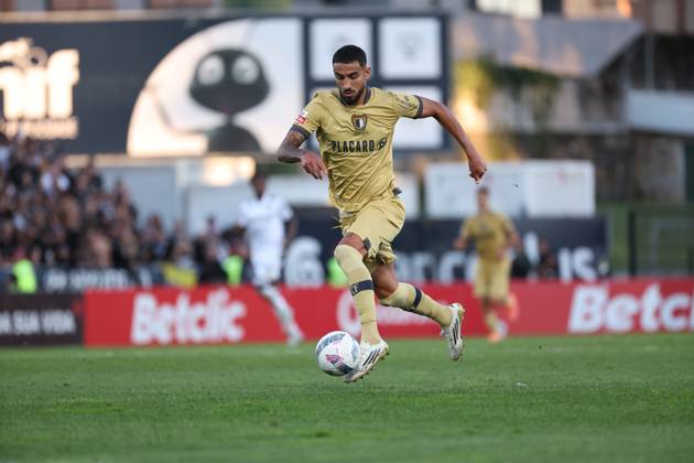 Gil Dias ( FC Famalicao ) in action during the match between FC Famalicao and Vitoria SC, valid for Liga Portugal Betclic 2025 2026 at Estadio Municipal de Famalicao on 26 October 2025. Porto Estadio Municipal de Famalicao Famalicao Portugal Copyright: xIMAGOx xPRIMExSPORTSxIMAGESx xFILIPExOLIVEIRAx