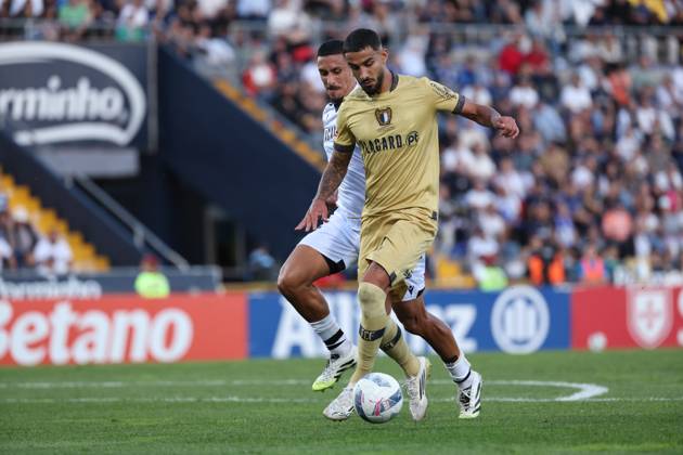 Gil Dias ( FC Famalicao ) in action during the match between FC Famalicao and Vitoria SC, valid for Liga Portugal Betclic 2025 2026 at Estadio Municipal de Famalicao on 26 October 2025. Porto Estadio Municipal de Famalicao Famalicao Portugal Copyright: xIMAGOx xPRIMExSPORTSxIMAGESx xFILIPExOLIVEIRAx