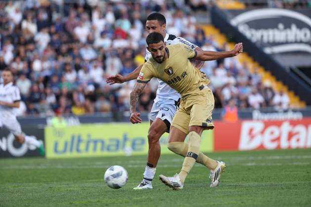 Gil Dias ( FC Famalicao ) in action during the match between FC Famalicao and Vitoria SC, valid for Liga Portugal Betclic 2025 2026 at Estadio Municipal de Famalicao on 26 October 2025. Porto Estadio Municipal de Famalicao Famalicao Portugal Copyright: xIMAGOx xPRIMExSPORTSxIMAGESx xFILIPExOLIVEIRAx