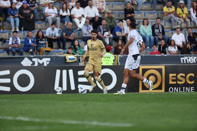 Gil Dias ( FC Famalicao ) in action during the match between FC Famalicao and Vitoria SC, valid for Liga Portugal Betclic 2025 2026 at Estadio Municipal de Famalicao on 26 October 2025. Porto Estadio Municipal de Famalicao Famalicao Portugal Copyright: xIMAGOx xPRIMExSPORTSxIMAGESx xFILIPExOLIVEIRAx