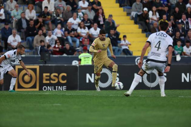Gil Dias ( FC Famalicao ) in action during the match between FC Famalicao and Vitoria SC, valid for Liga Portugal Betclic 2025 2026 at Estadio Municipal de Famalicao on 26 October 2025. Porto Estadio Municipal de Famalicao Famalicao Portugal Copyright: xIMAGOx xPRIMExSPORTSxIMAGESx xFILIPExOLIVEIRAx