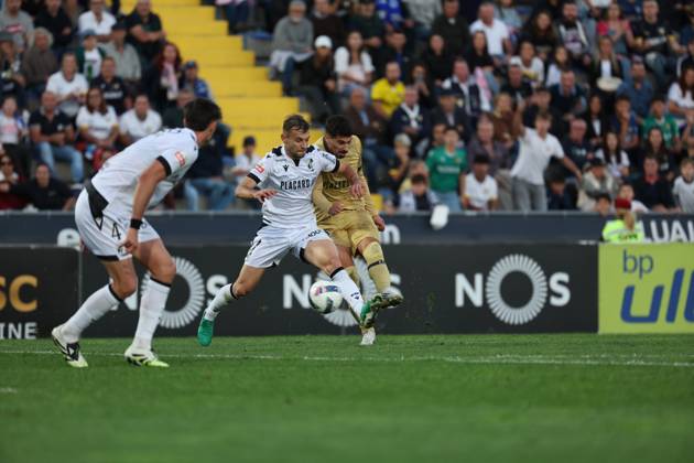Gil Dias ( FC Famalicao ) in action during the match between FC Famalicao and Vitoria SC, valid for Liga Portugal Betclic 2025 2026 at Estadio Municipal de Famalicao on 26 October 2025. Porto Estadio Municipal de Famalicao Famalicao Portugal Copyright: xIMAGOx xPRIMExSPORTSxIMAGESx xFILIPExOLIVEIRAx